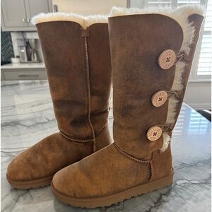 UGG Bailey Suede Button Triplet Bomber. Size 8.